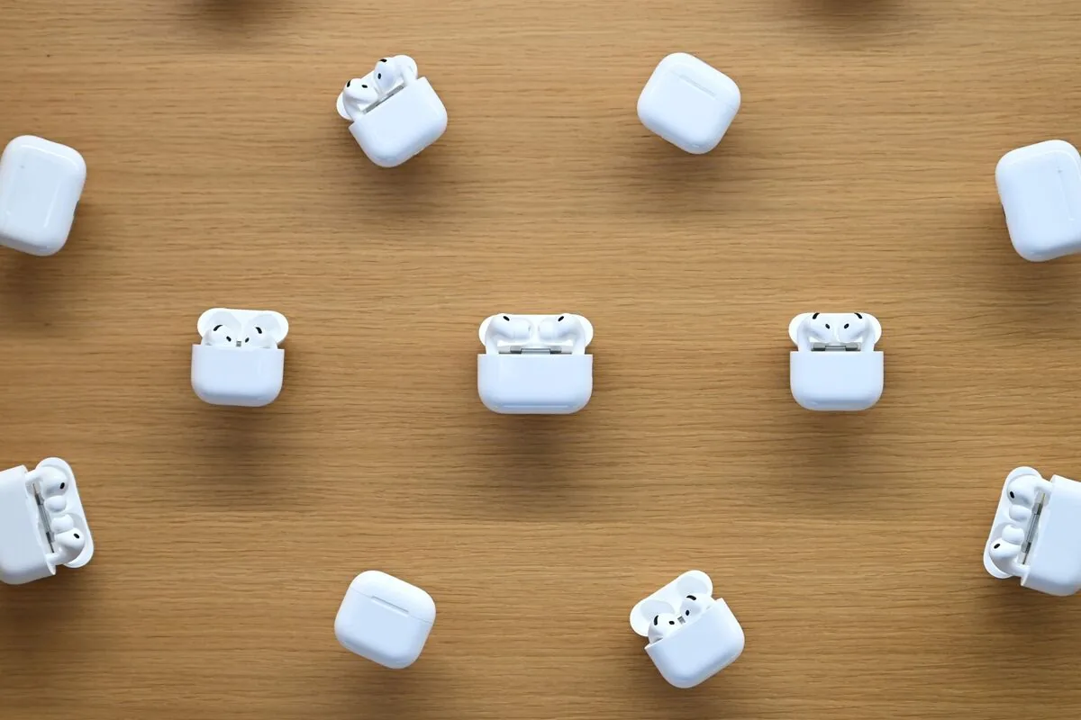Apple's AI AirPods With Cameras Enter Late Testing