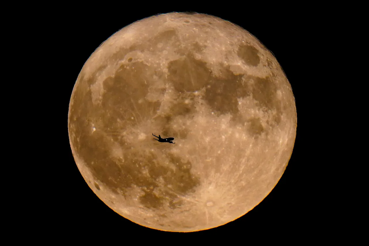 Buck Moon Peaks July 29: View July's Full Moon & 2 Meteor Showers