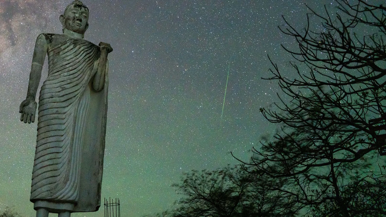 Two Meteor Showers Peak Together Amidst Bright Moonlight This Week