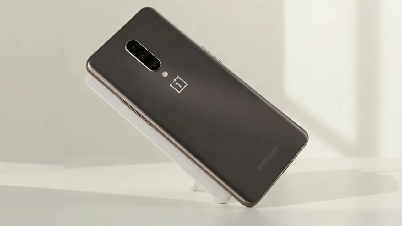 OnePlus 16 Arrives With 1TB Storage, 165Hz Display