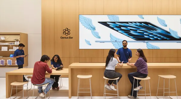 Apple Trials AI Live Notes at Genius Bar for Faster Service