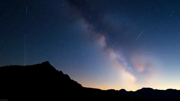 October 2026 Skygazing: Meteor Showers, Saturn, and Milky Way Core
