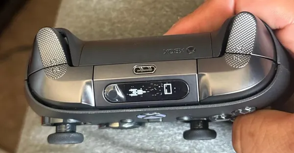 Xbox Elite Controller Prototype Features Built-In Screen