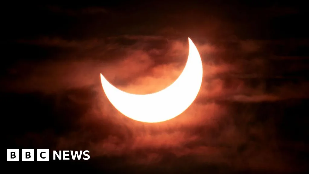 UK Sees Best Solar Eclipse Since 1999 as Moon Shrouds Sun